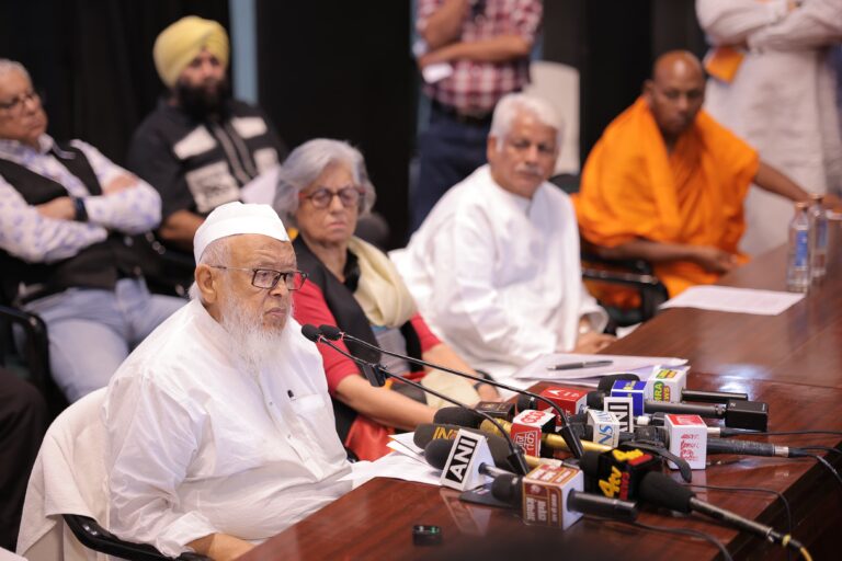 ‘नफ़रत की आँधियों में हम मोहब्बत के चिराग़ जलाना चाहते हैं’ — मौलाना अरशद मदनी