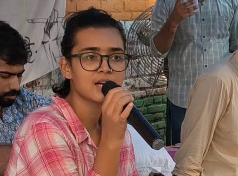 जंतर-मंतर पर 23 दिनों की भूख हड़ताल से चर्चा में आईं JNU स्कॉलर नेहा बोरा कौन हैं?
