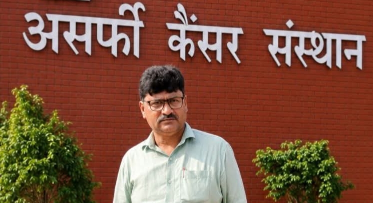 पत्रकार ‘अनवर फिदवी’ जिनकी कैंसर से जंग के बीच नहीं थम रही कलम